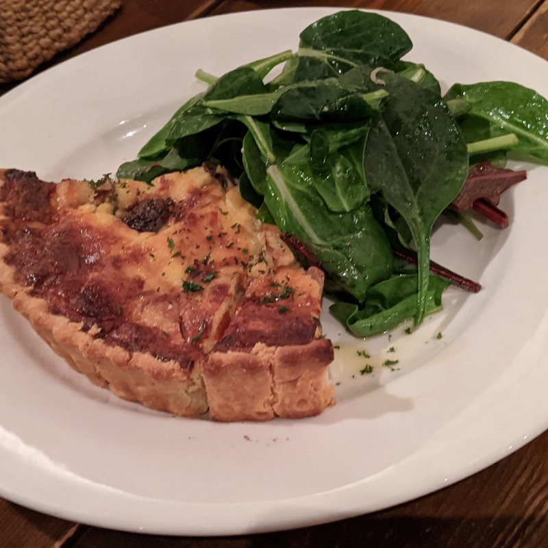 甘酒ラタトゥイユとグリュイエルチーズのキッシュ(古民家ビストロ 燕食堂 市ヶ谷)