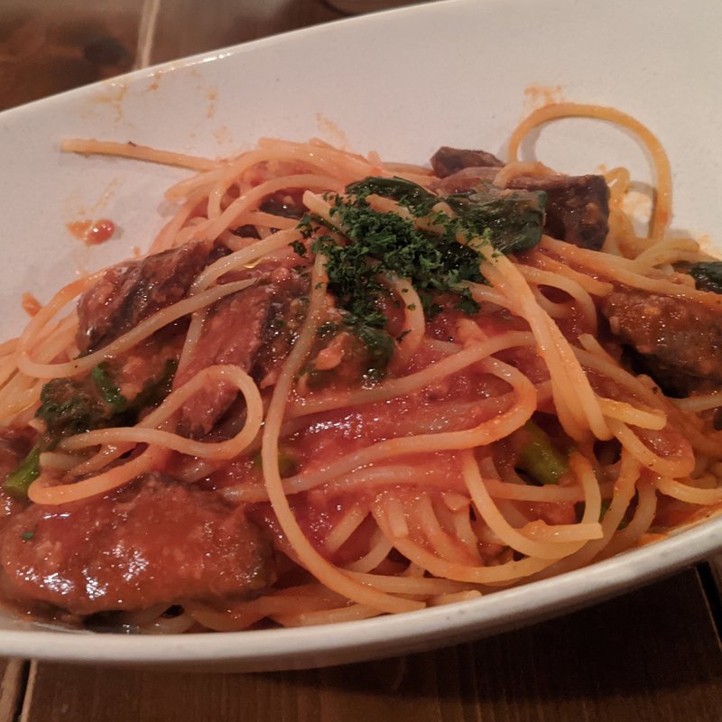 鹿ソーセージとブロッコリーのトマトソースパスタ(古民家ビストロ 燕食堂 市ヶ谷)