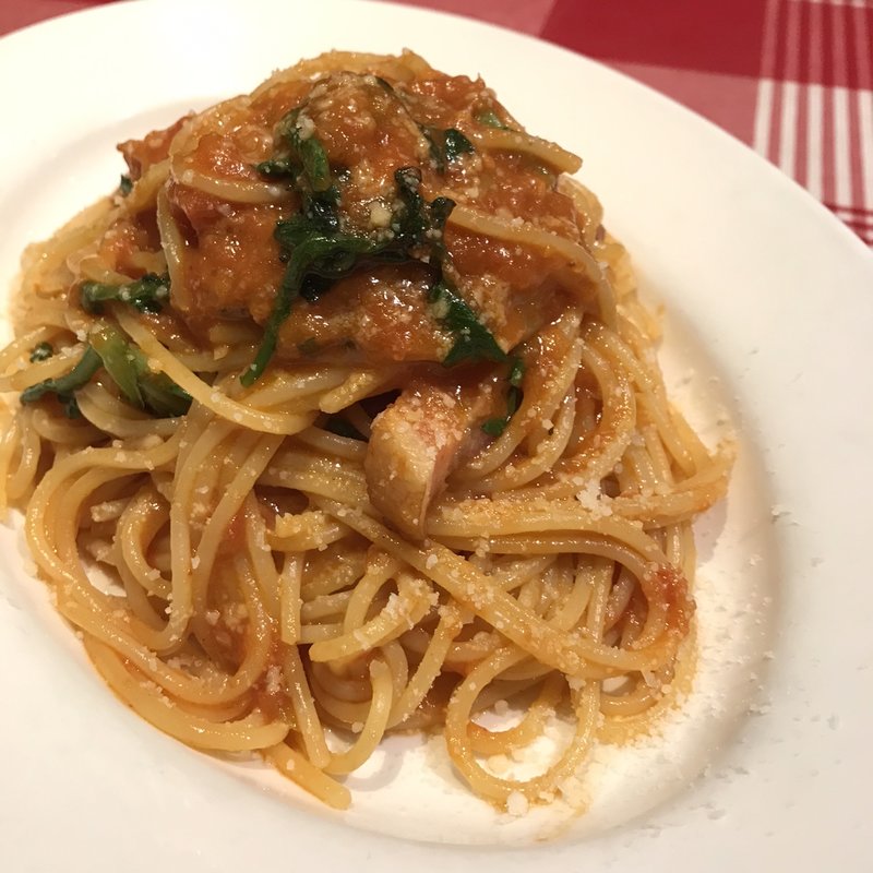 ベーコンと春菊、パルミジャーノチーズのトマトソーススパゲッティ(ラ クレアトゥーラ)