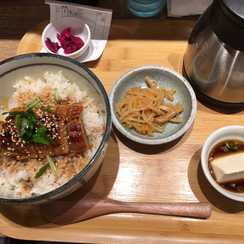 たっぷりうなぎの贅沢茶漬け(こめらく ニッポンのお茶漬け日和。ペリエ千葉エキナカ店)