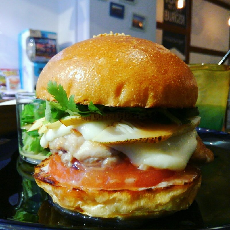 ハンバーガー(ブラウンバンズ＋チキンレッグ＋竹の子＋トマト＋パクチー＋モッツァレラチーズ＋チリソース)(milia burger)