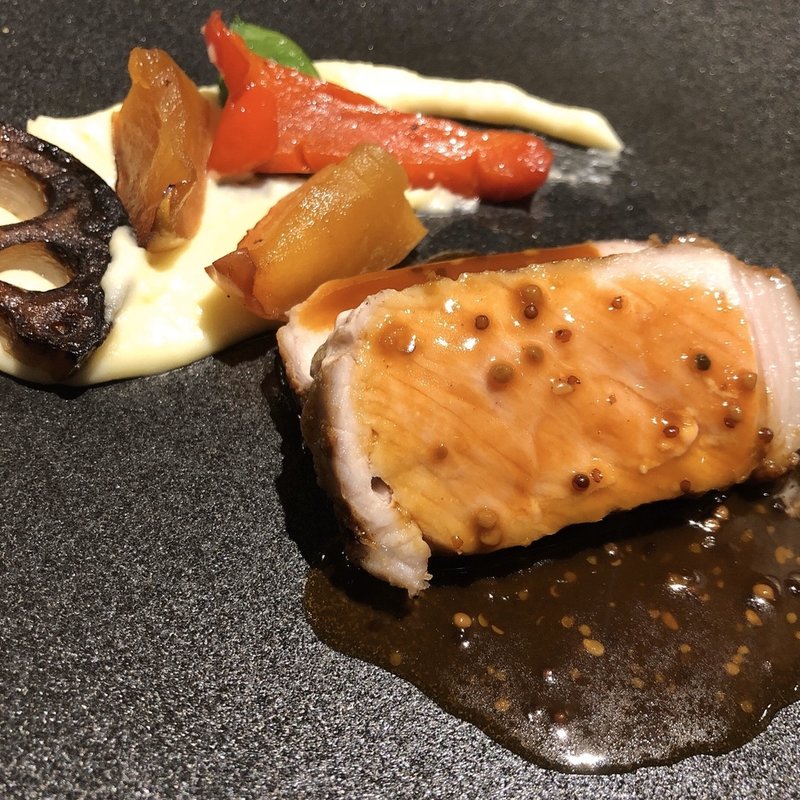 国産豚ロース肉のロースト　リンゴのキャラメリゼ　粒マスタードソース(THE GRAND GINZA)