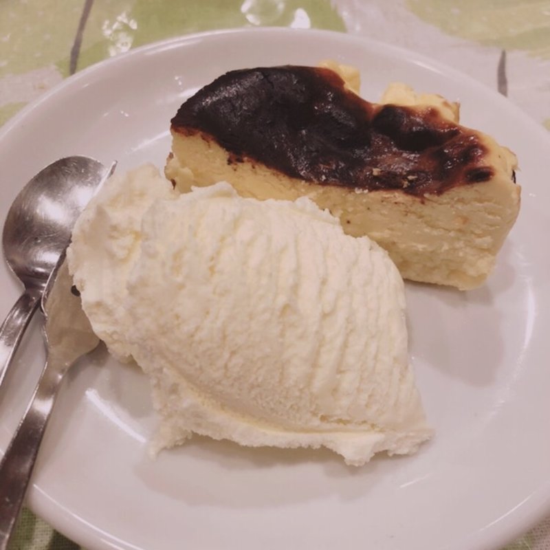 バスクチーズケーキ　アイスクリーム添え(スペイン食堂 石井 （イシイ）)