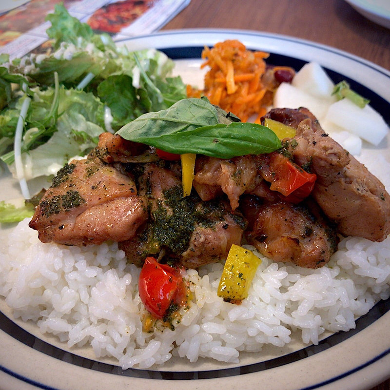 バジリコ風 チキンオーバーライス プレート(The backyard cafe)