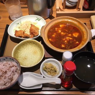 麻婆豆腐と唐揚げ定食　もち麦ご飯(東京築地やよい麺)