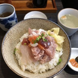 特製海鮮丼(まぐろのなかだ屋)