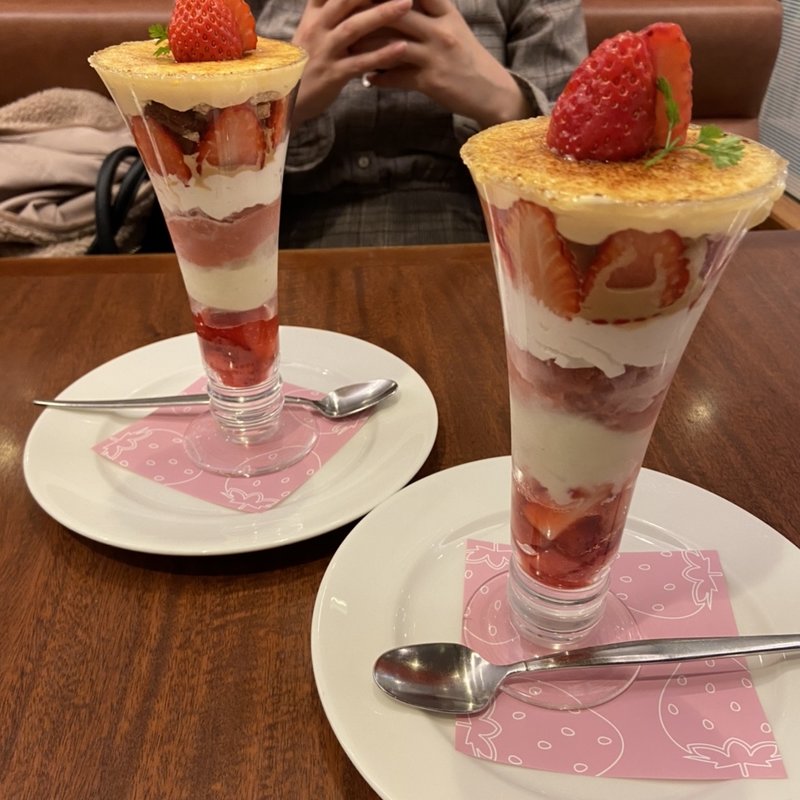 苺のブリュレパフェ(ロイヤルホスト)