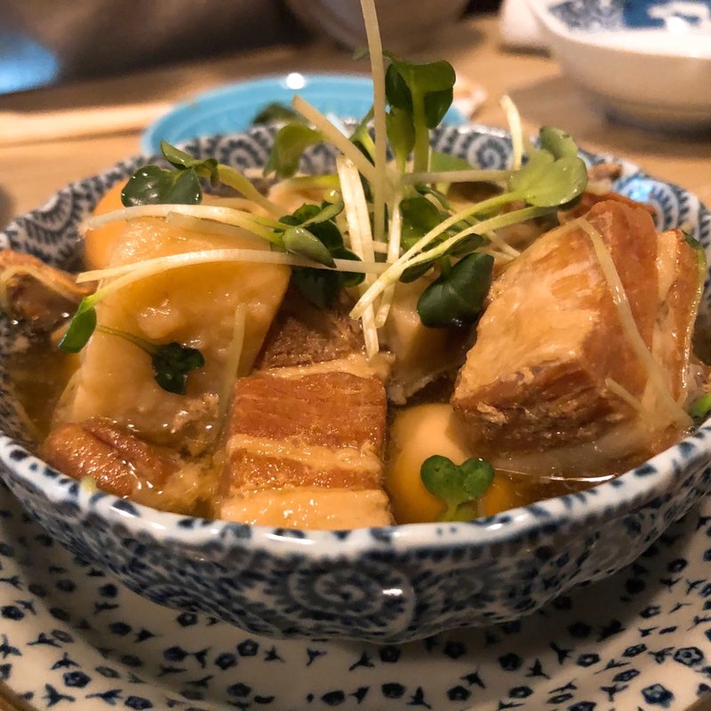 トロトロ豚の角煮とうずら玉子(うどん酒場 萬斎)