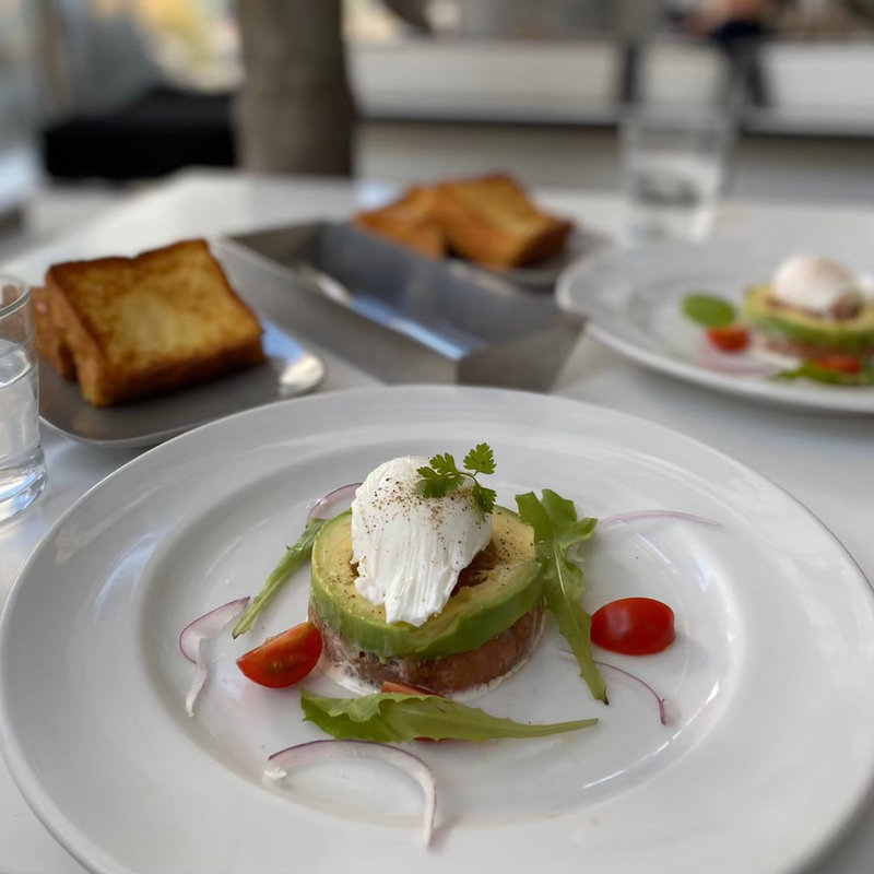 ノルディックサーモンのタルタル  ハーブサラダ添え(マーサーブランチ ギンザテラス)