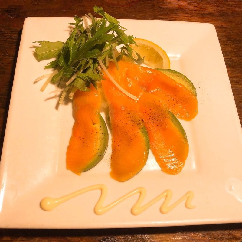 スモークサーモンとアボカドのカルパッチョ(カーヴ隠れや 北千住店)