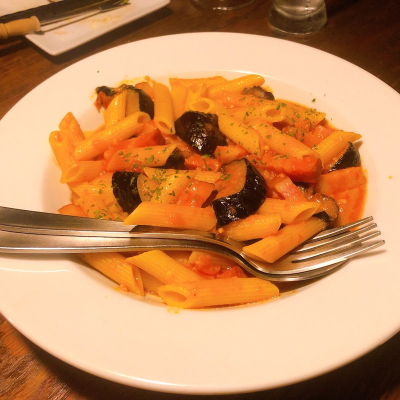 揚げ茄子とベーコンのペンネアラビアータ(カーヴ隠れや 北千住店)