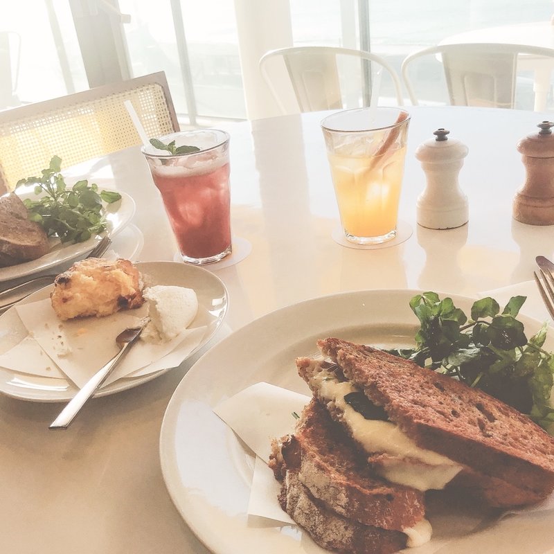 モッツァレラとセージバターの ホットサンドイッチ(bills 七里ヶ浜)