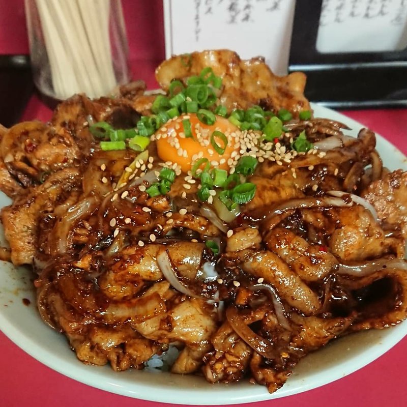 豚バラにんにく炒め丼(生卵のせ)(かし亀)