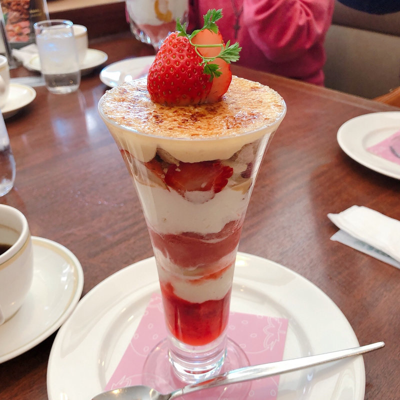 苺のブリュレパフェ(ロイヤルホスト東天満店)