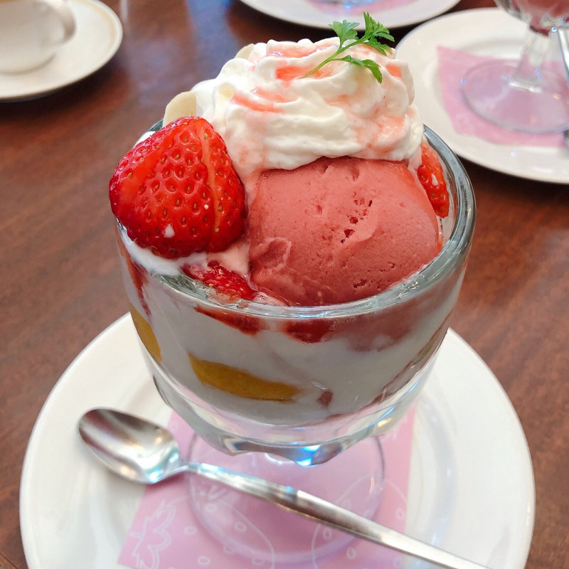 苺のヨーグルトジャーマニー(ロイヤルホスト東天満店)