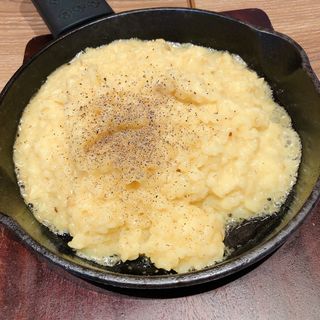 チーズの器で仕上げるチーズリゾット(チーズ&グリル　フロマージョ　ミント神戸)