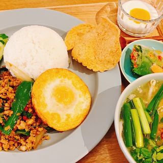 ガパオライスセット(鶏肉のライスヌードル、デザート)(Rice people,Nice people)