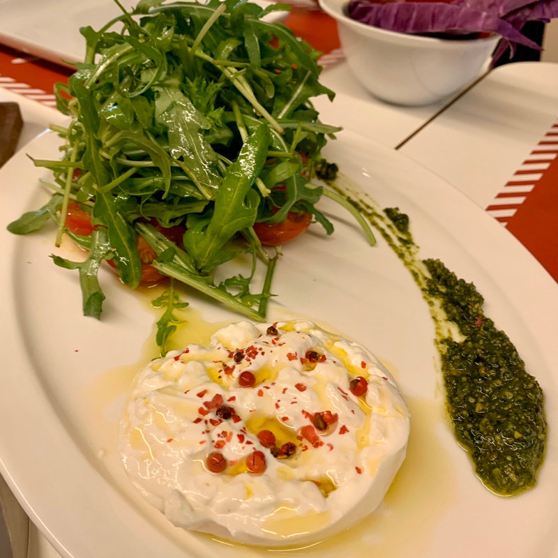 モッツアレラブッラータとトマトとルッコラのサラダ(29(ヴェンティノーヴェ))