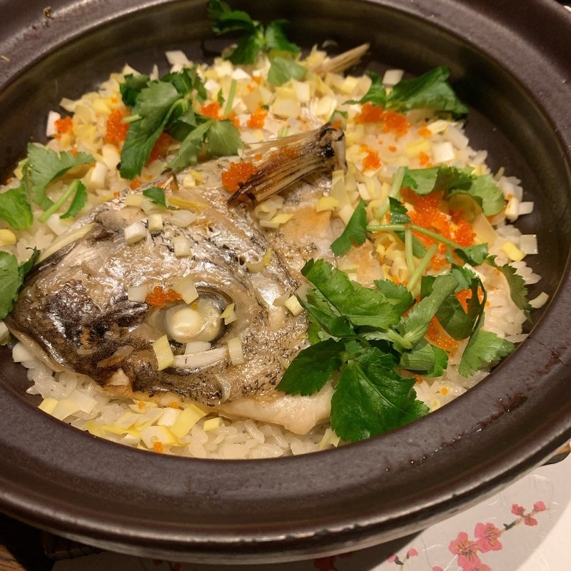 天然真鯛と黄ニラの炊き込みご飯(糀と燻　やま武)