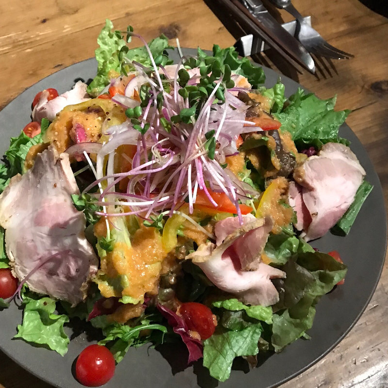 野菜をまるごとすりおろした自家製ドレッシングのme at parkサラダ(bistro & grill me at park)