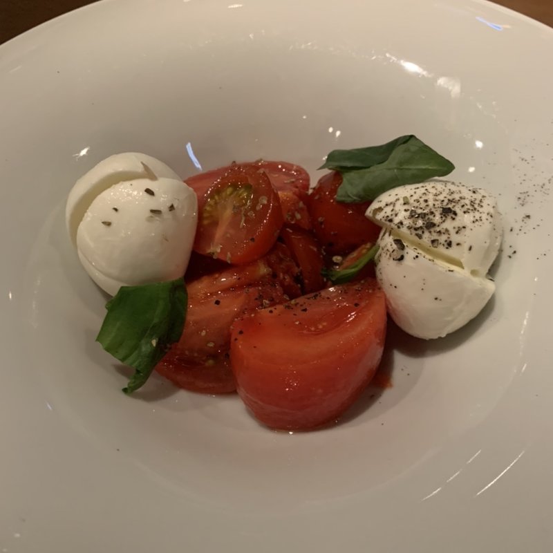 ナポリ産水牛モッツァレラとチェリートマトのカプレーゼ(ザキッチンサルヴァトーレクオモ　銀座店)
