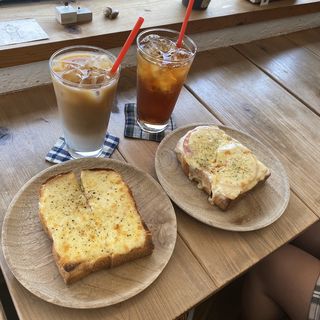 黒胡椒とチーズトースト、飲み物(chapot cafe)