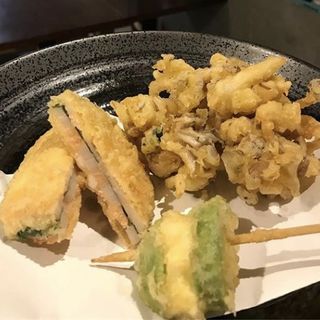 人気の天ぷら盛り（3種）(うどん酒場でべそ)
