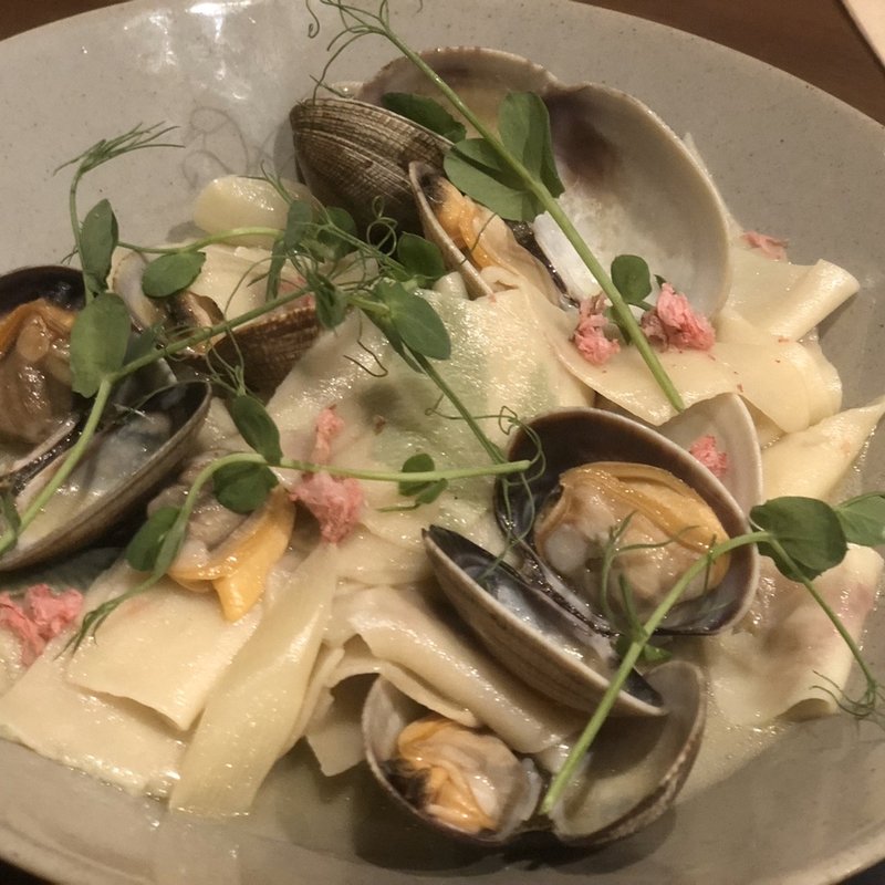 北海道産大あさりとホワイトアスパラ桜を練り込んだマルタリアーテイ(ザキッチンサルヴァトーレクオモ　銀座店)