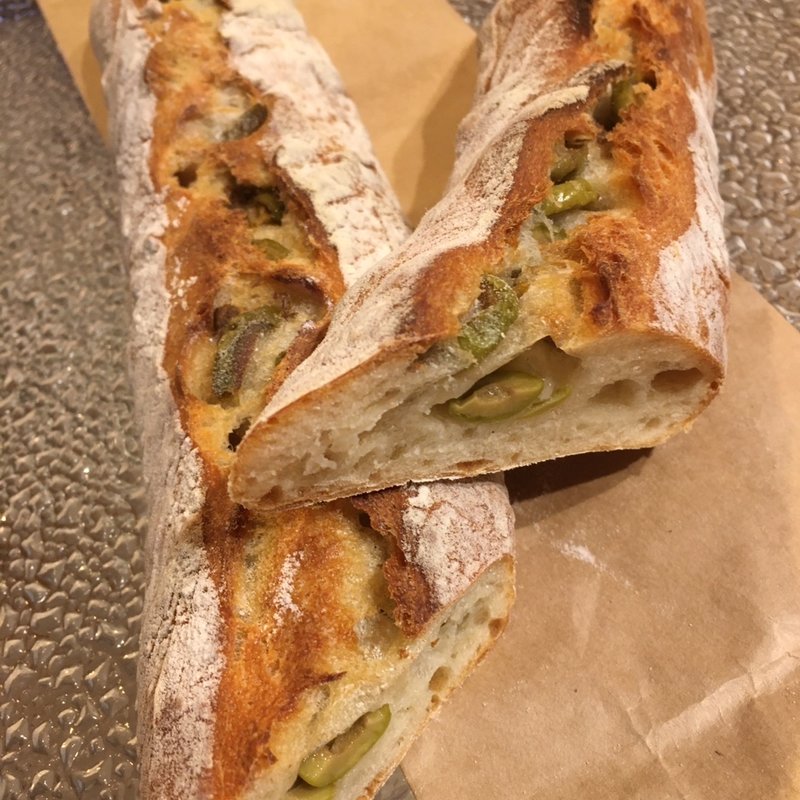 オリーブとアンチョビのバケット(ブーランジェリー・クー)