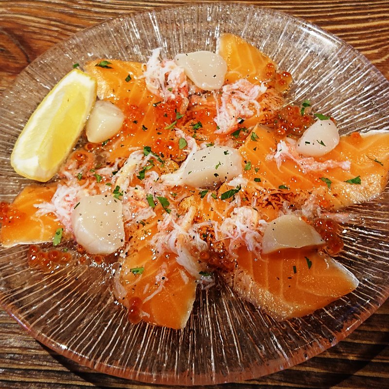 海の幸 三種のせ 蟹といくらと炙りサーモンの贅沢カルパッチョ(北海道シントク町 塚田農場 品川港南口店)