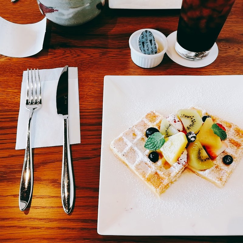 季節のフルーツ添えワッフル(マダムドリュック)