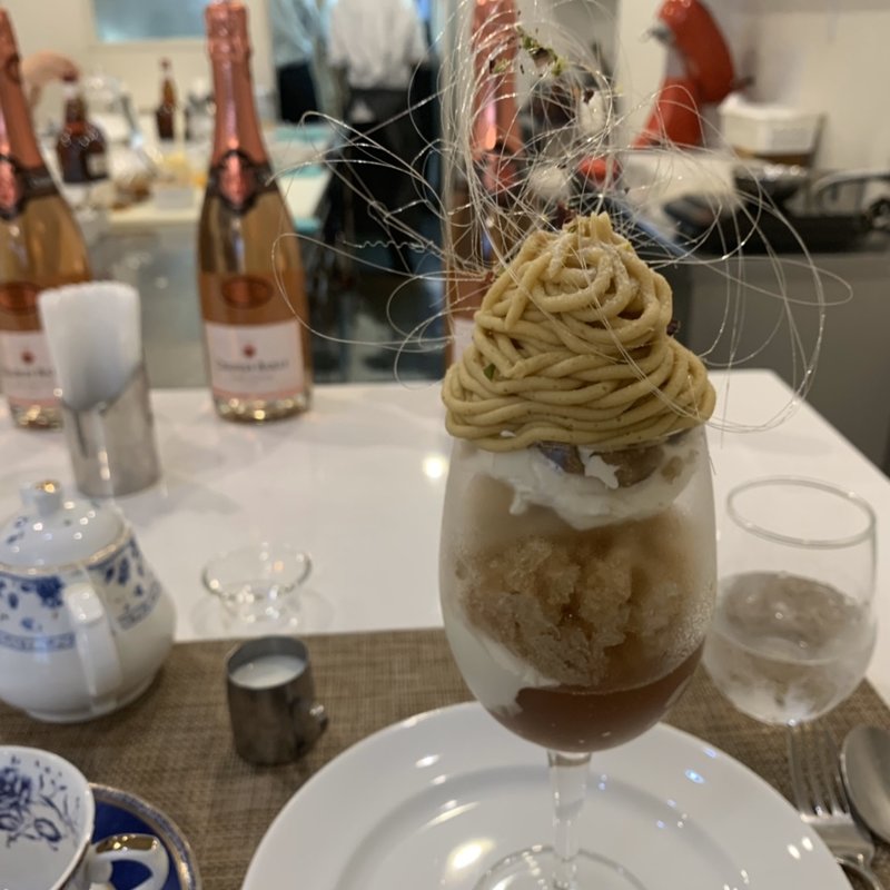 和栗と黒烏龍茶のパフェ(アトリエ コータ)