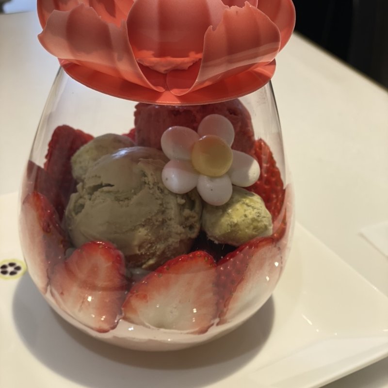 花開くいちごパフェ(パスカルルガック)