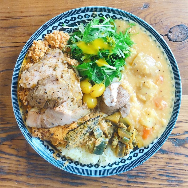 あいがけ（南インドチキンキーマカレー、豆と野菜のカレー）各種トッピング(サンラサー)