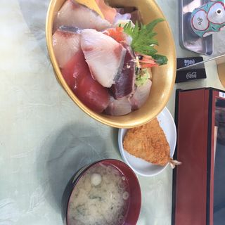 海鮮丼(はな房 （はなぼう）)