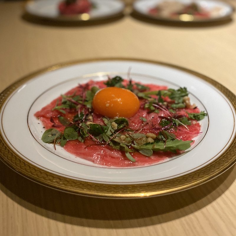 最上牛サーロインユッケ 三河満月卵で(雪月花 たなかさとる)