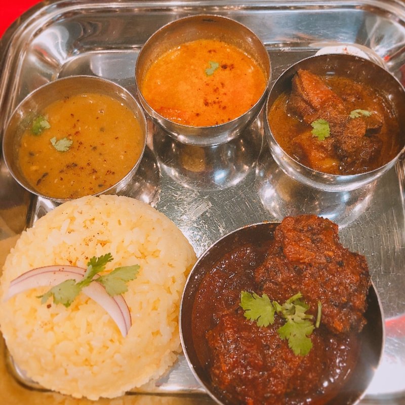 お肉のコフタ、ヒネドリのジョル、エビのココナツカレー、ダル(ナムプリー カリー)