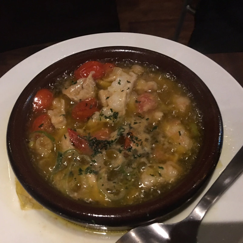 牛ホルモンとトマトのアヒージョ(イタリア酒房 ときわ)