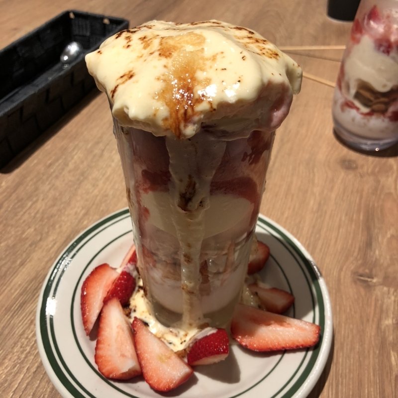 いちごのブリュレパフェ(All Day Dining Hikari)