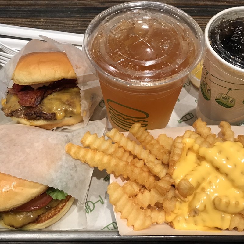 (シェイクシャック 外苑いちょう並木)