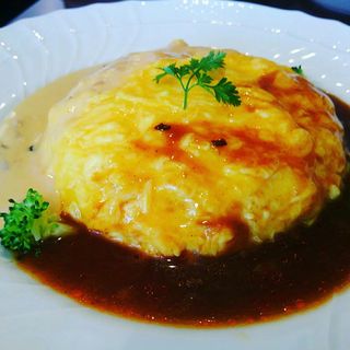 ハーフ&ハーフオムライス
ゴルゴンゾーラドルチェチーズソース＋ビーフハヤシソース(赤ワイン風味)(ムグニ （MUGUNI）)