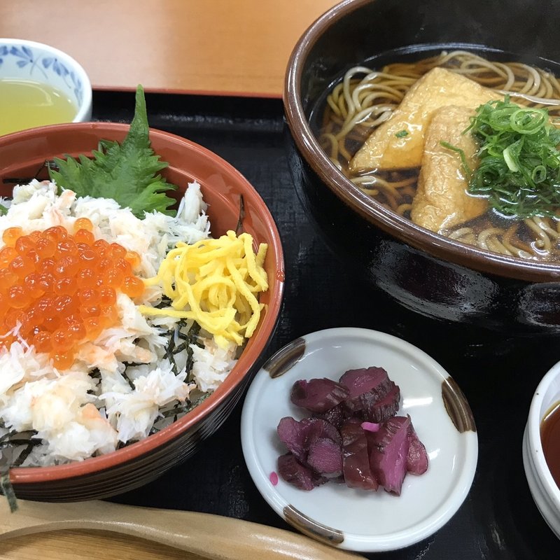 カニいくら丼ミニと蕎麦セット(お食事処山よし)