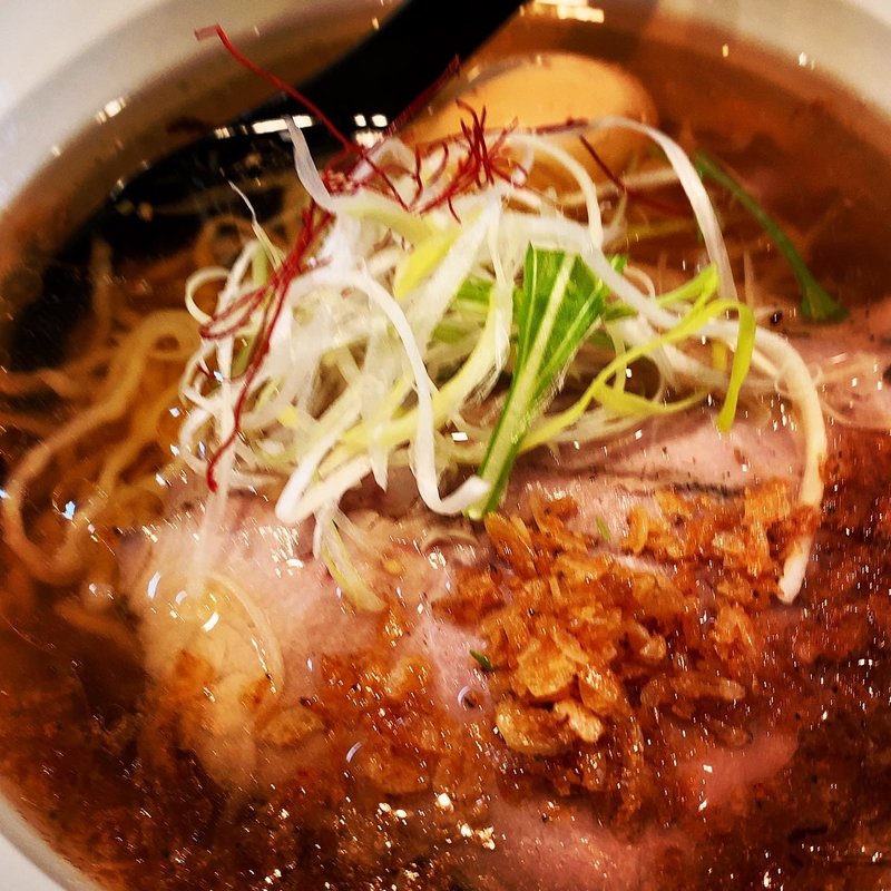 琥珀醤油ラーメン 全部のせ(天雷軒 神谷町店 )