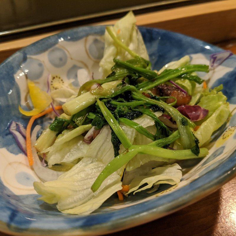 せりをマグロの脂で炒めたサラダ(鮨 波づき)