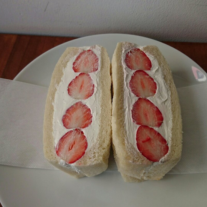 イチゴサンド(losepapercoffeeculb)