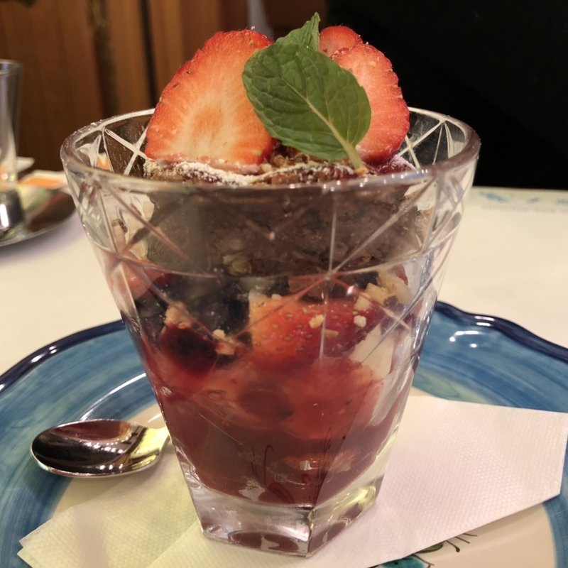 ニコニコベリーのトルタカプレーゼ(ピッツェリア パドリーノ・デル・ショーザン)