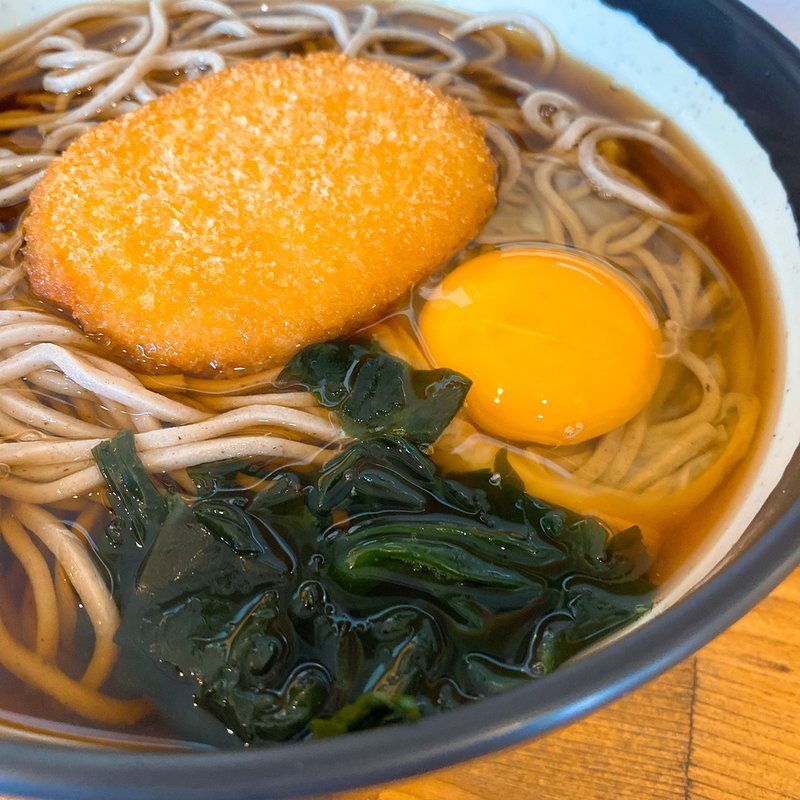 コロッケそば ＋ 生卵(伊藤松吉商店高円寺店)