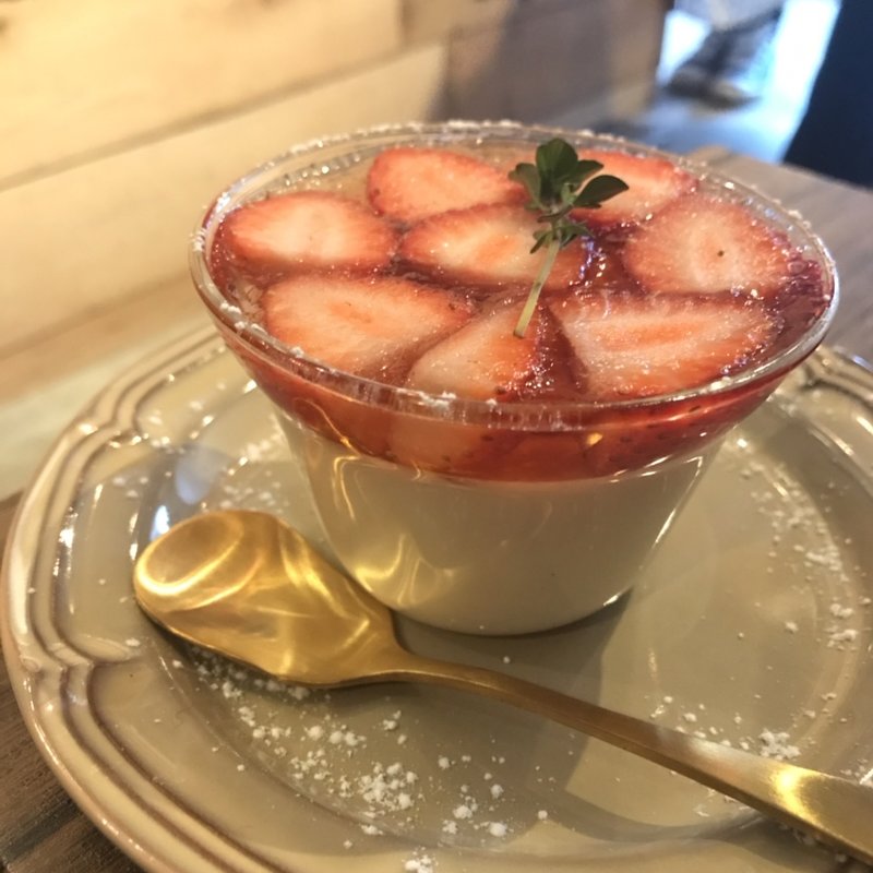 いちごのゼリーパンナコッタ(Up to you coffee)