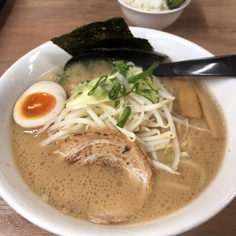 豚骨醤油ラーメン(春樹 代々木店 )
