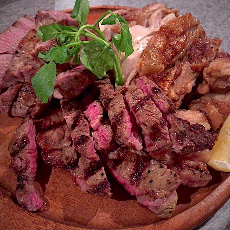 肉メガ盛り(東口ミート酒場 )